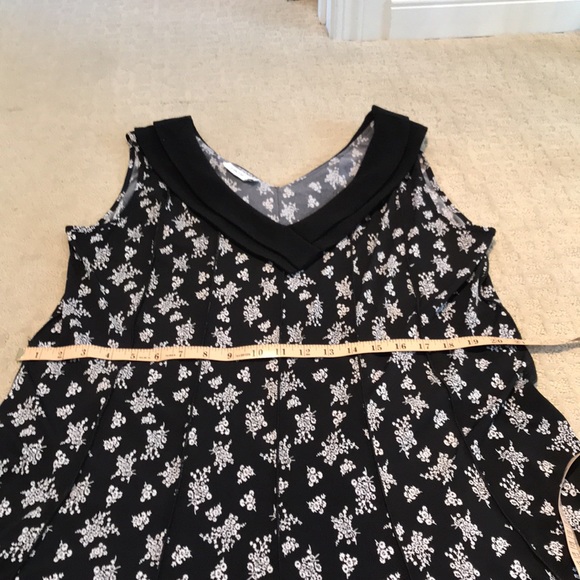 Flattering black and white flowy dress with double flap v neck collar. - Picture 13 of 15